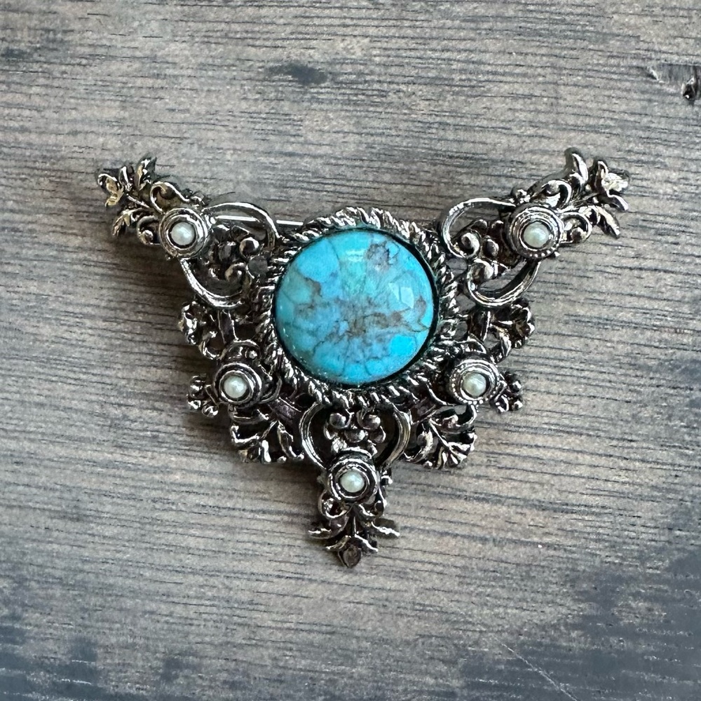 Vintage Sarah Coventry brooch 1.5x2” signed